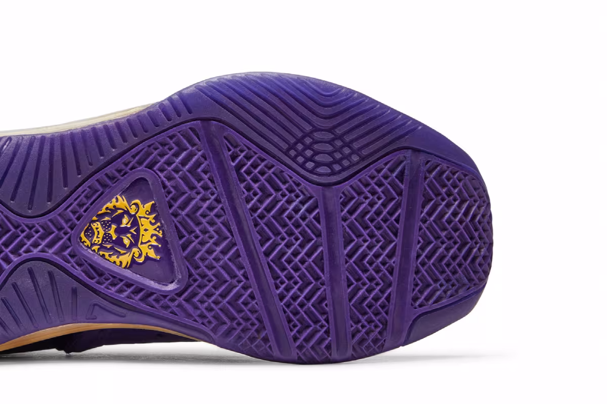 Nike LeBron 8 GS Lakers, view 6