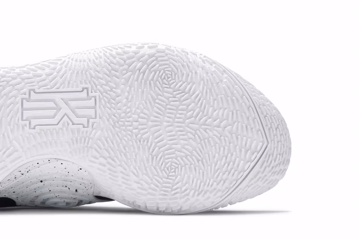 Nike Kyrie Low 3 Team Black White, view 6