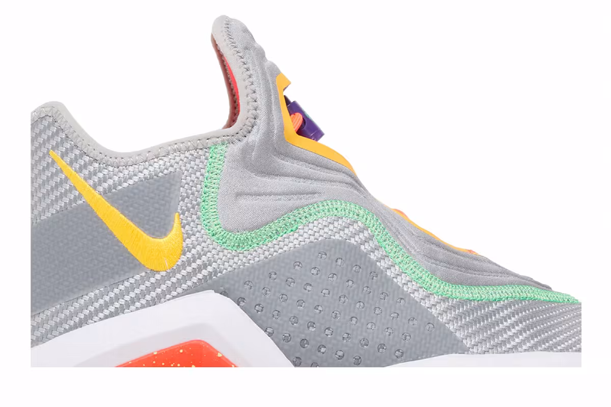 Nike LeBron Soldier 14 Hare, view 3