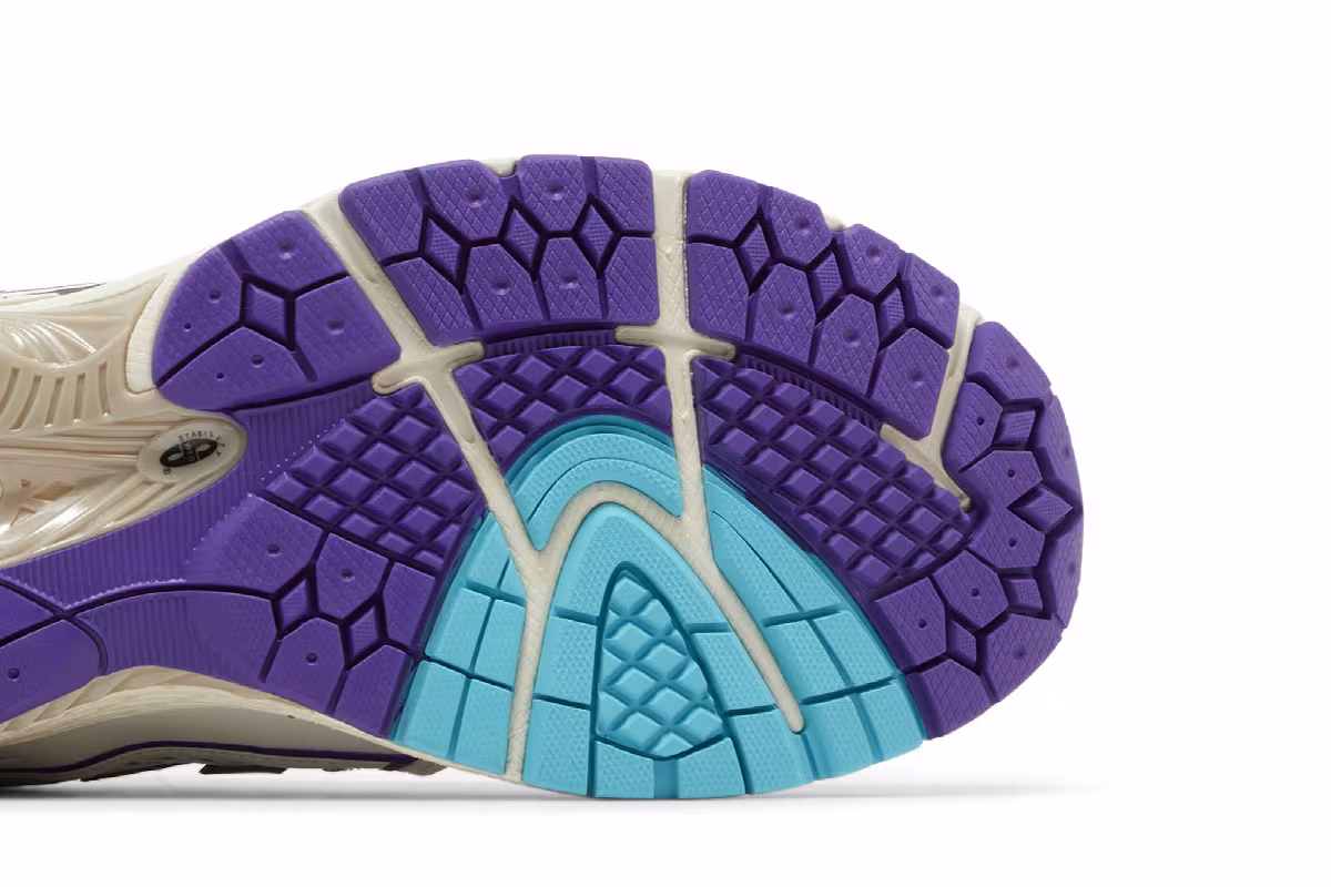 New Balance 1906R Hornets, view 6