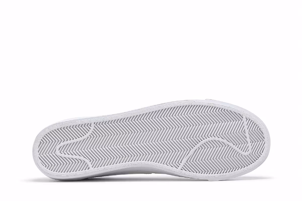 Nike Blazer Low LE Triple White, view 5