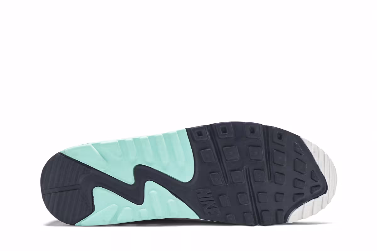 Nike Air Max 90 Esssential Aurora, view 5