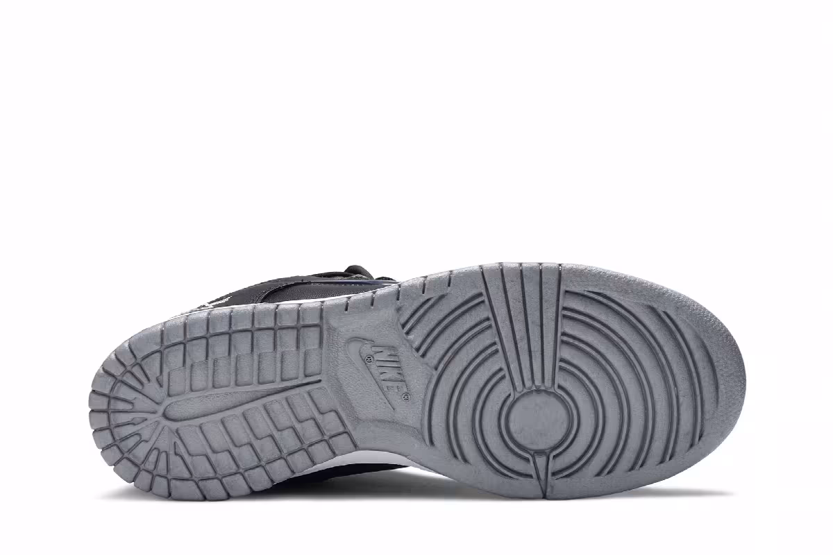 Supreme x Nike Dunk SB Low QS Metallic Silver, view 5