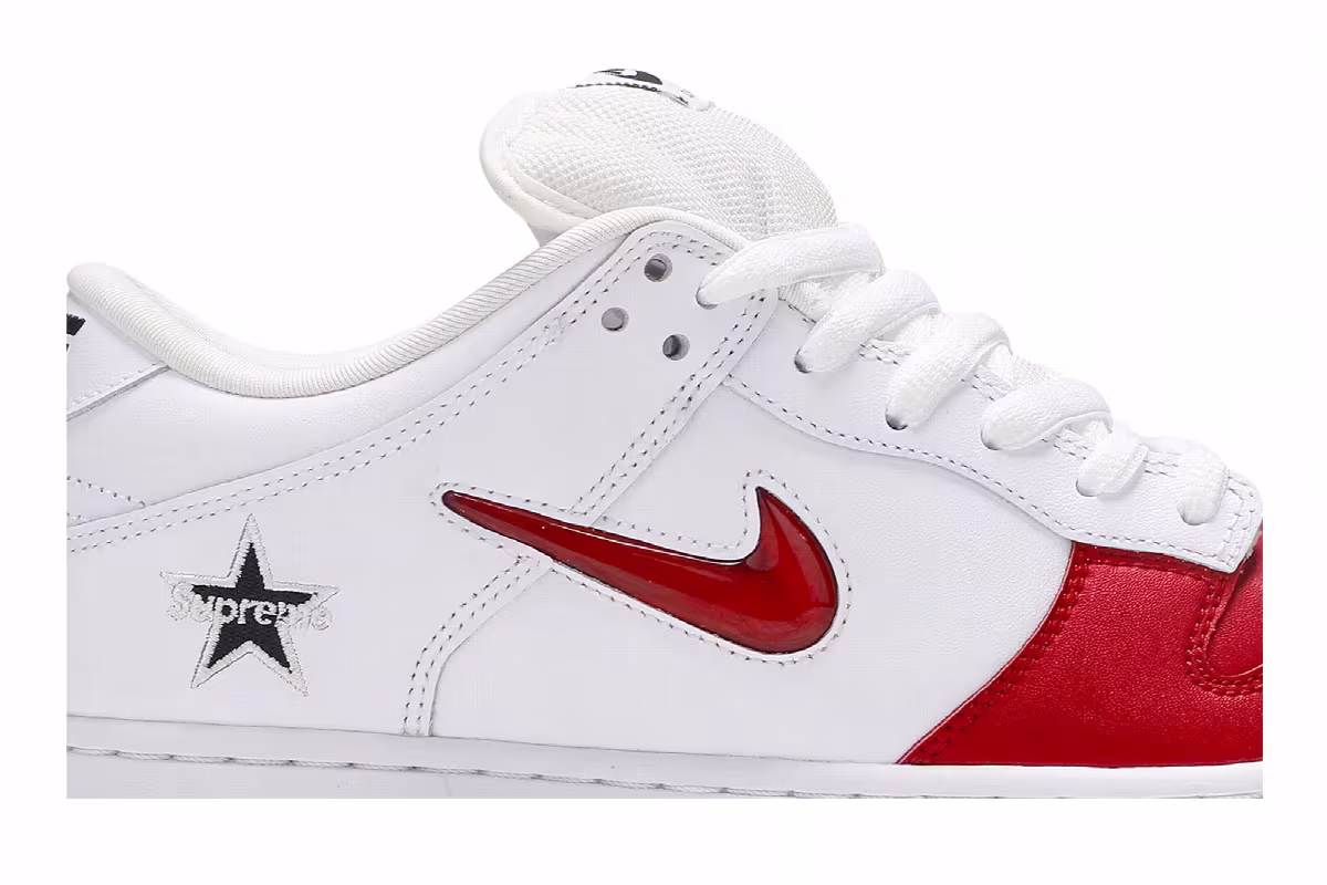 Supreme x Nike Dunk SB Low Varsity Red, view 3