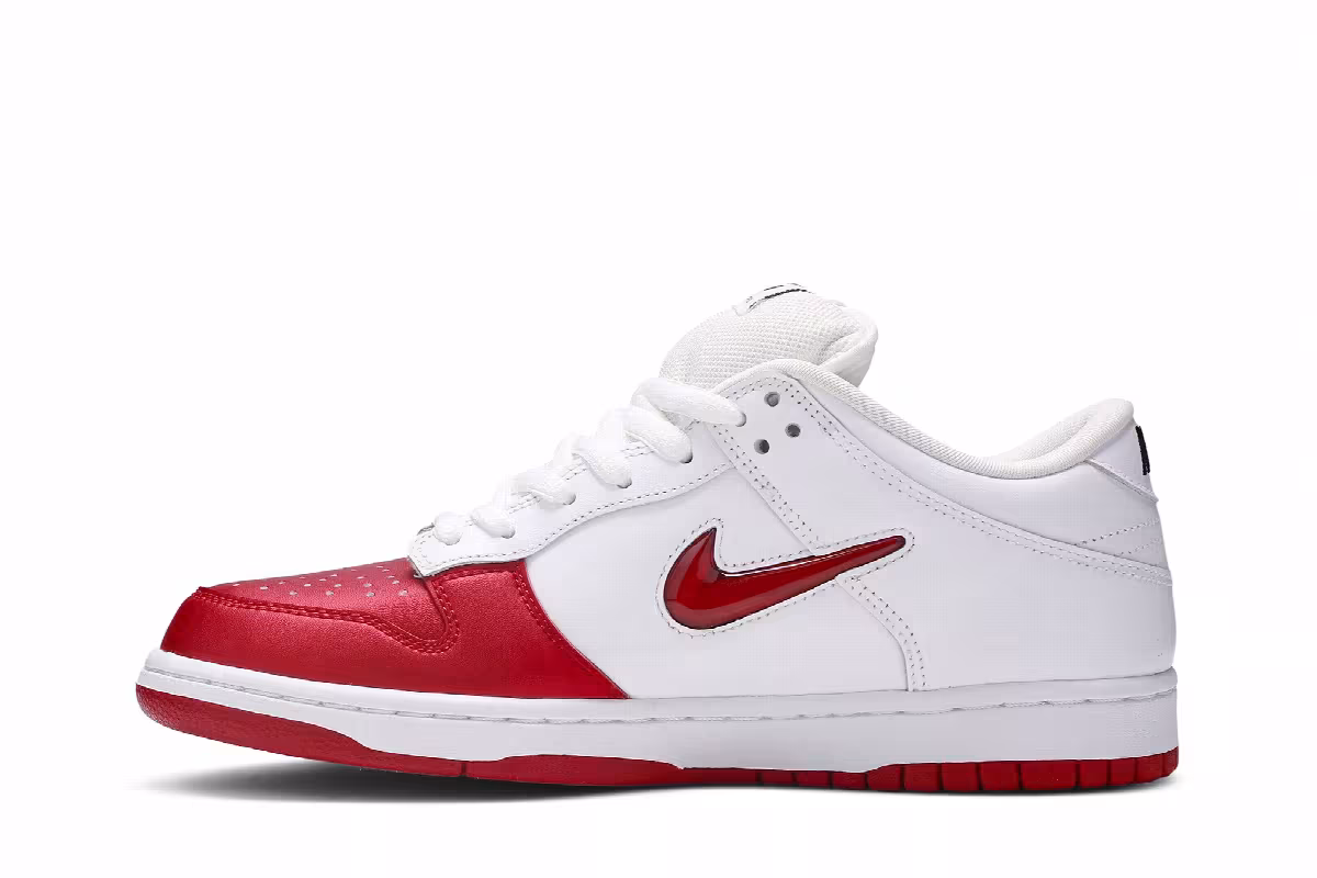 Supreme x Nike Dunk SB Low Varsity Red, view 4