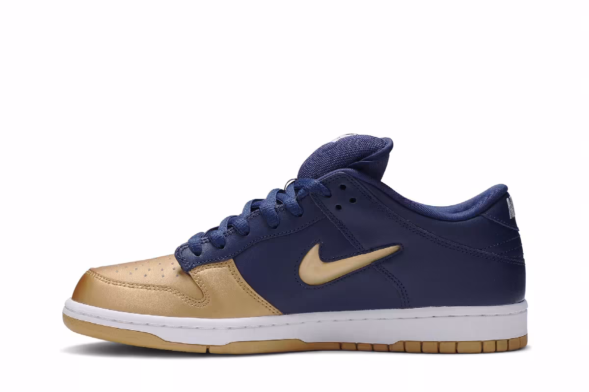 Supreme x Nike Dunk SB Low QS Metallic Gold, view 4