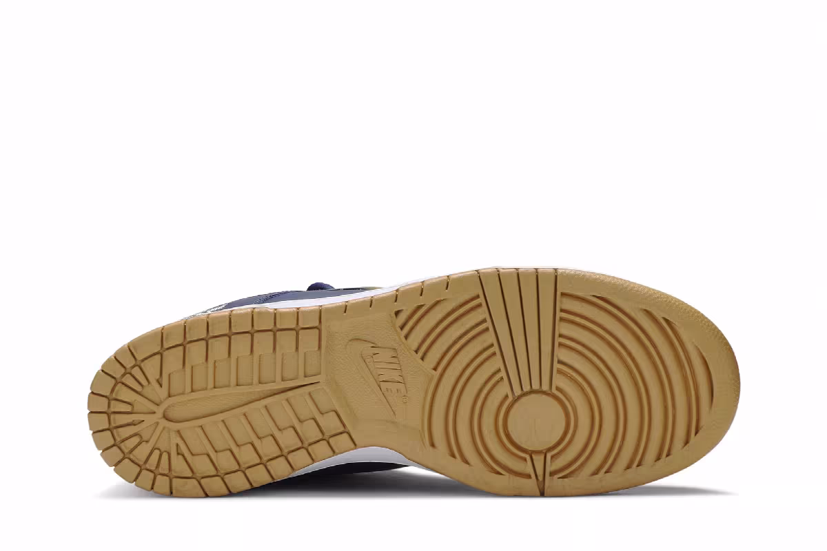 Supreme x Nike Dunk SB Low QS Metallic Gold, view 5