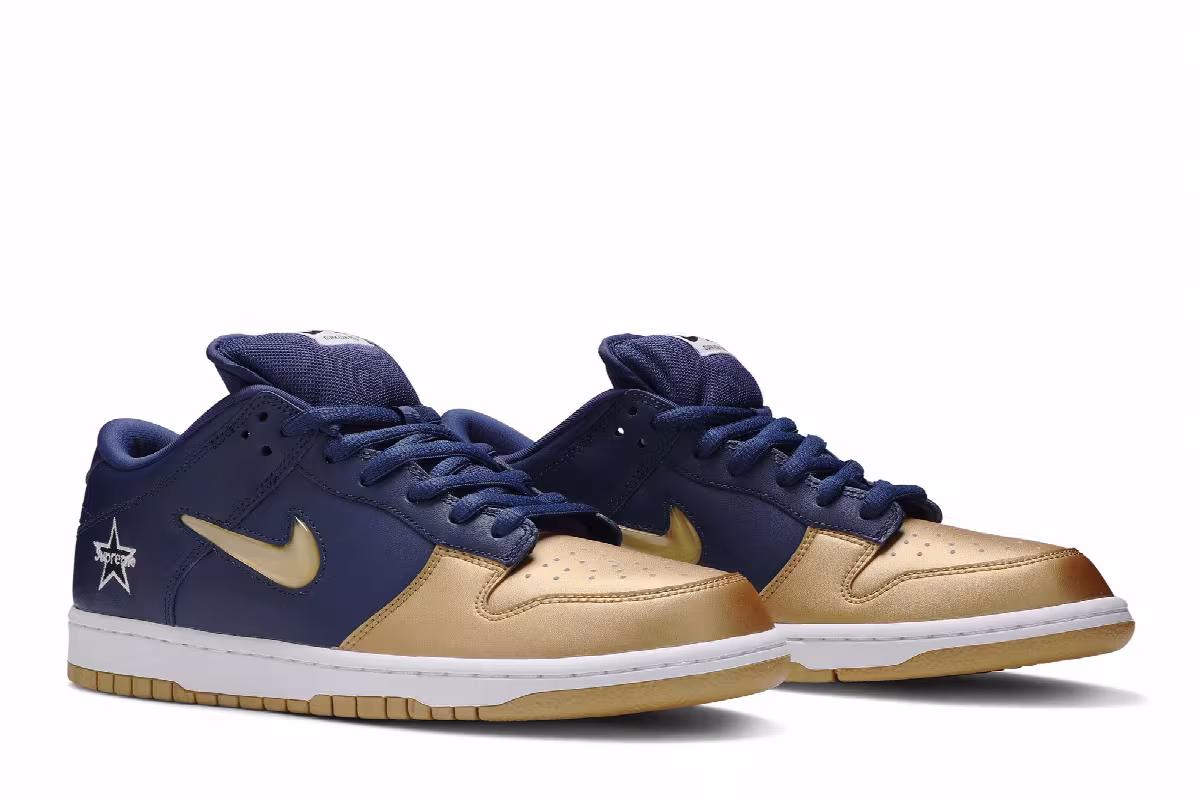 Supreme x Nike Dunk SB Low QS Metallic Gold, view 9