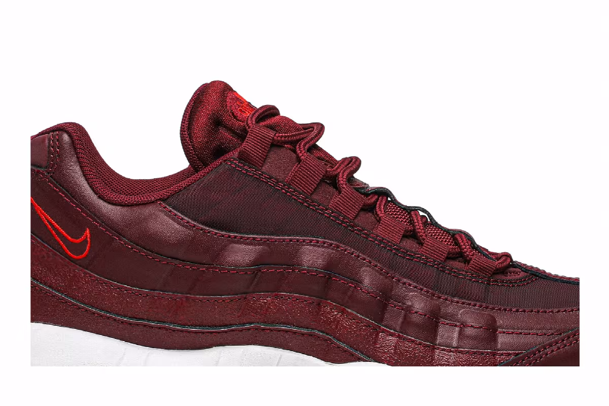 Nike Women's Air Max 95 Team Red, view 3