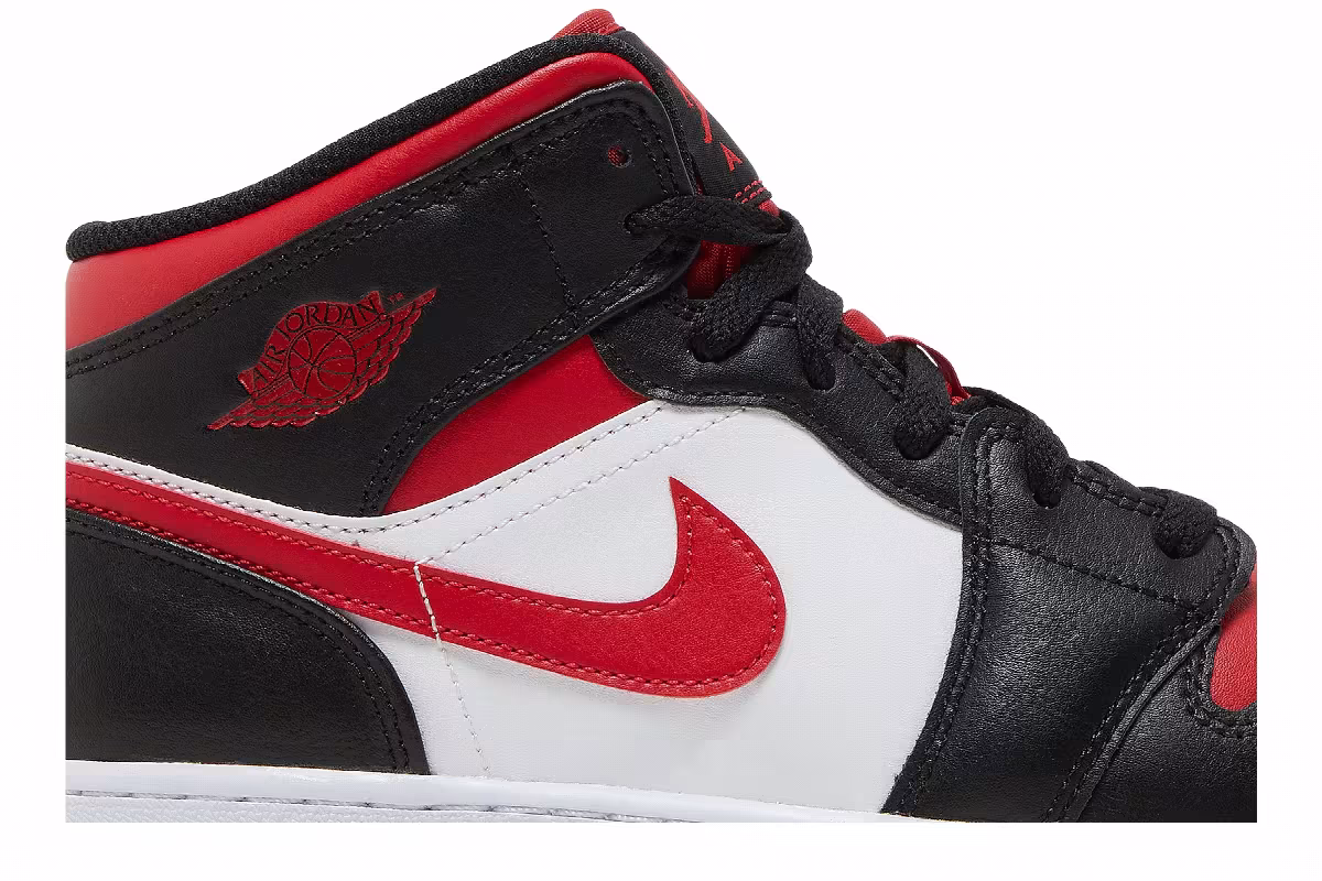 Air Jordan 1 Mid GS Black Fire Red, view 3