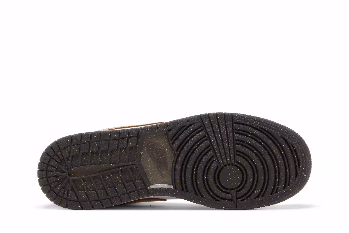 Air Jordan 1 Low SE GS Gold Toe, view 5