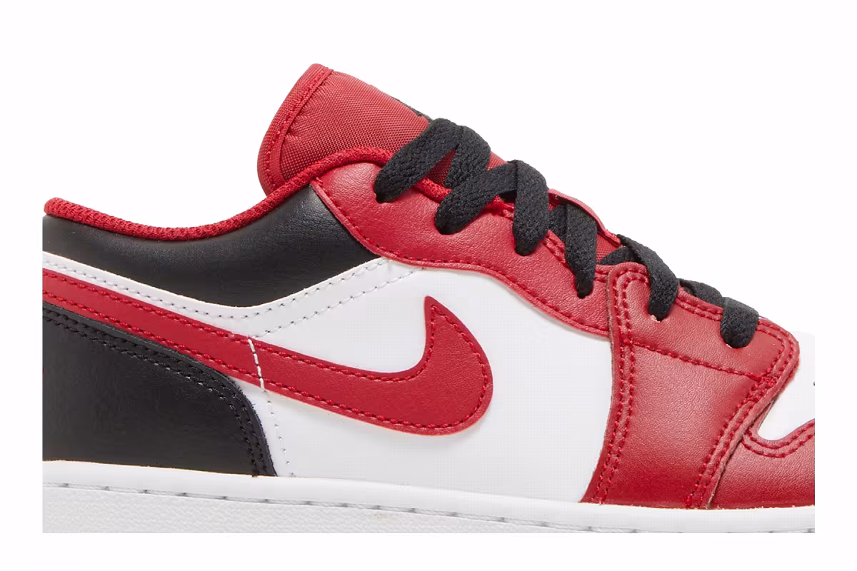 Air Jordan 1 Low GS Reverse Black Toe, view 3