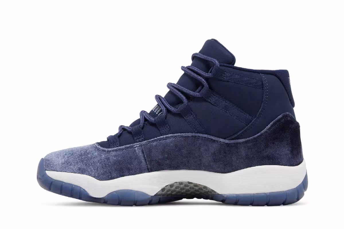 Women's Air Jordan 11 Midnight Navy Velvet, view 4
