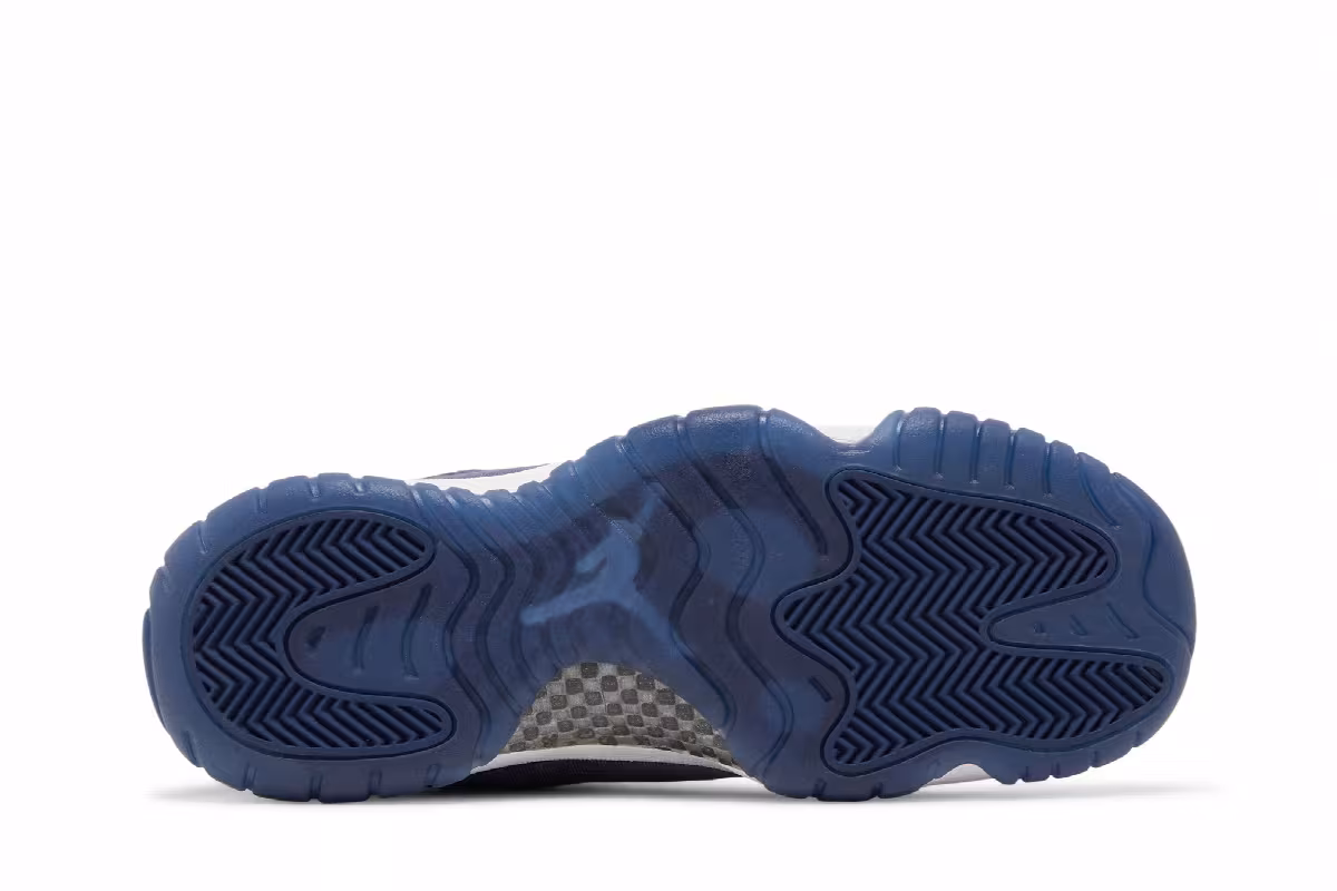 Women's Air Jordan 11 Midnight Navy Velvet, view 5