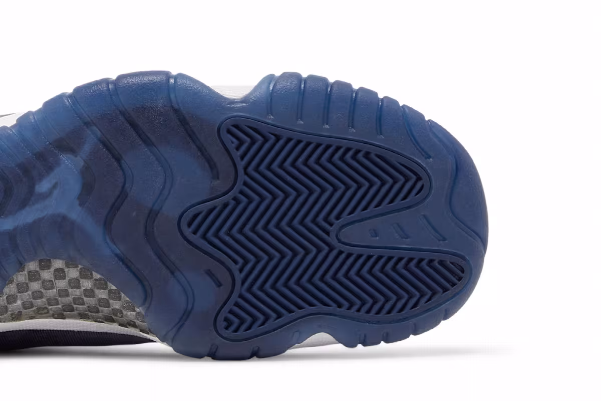 Women's Air Jordan 11 Midnight Navy Velvet, view 6