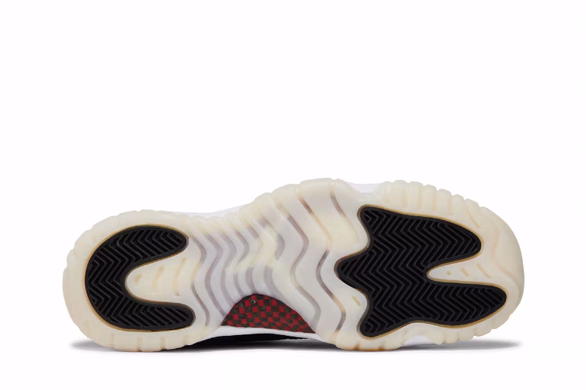 Air Jordan 11 Low GS 72-10, view 5