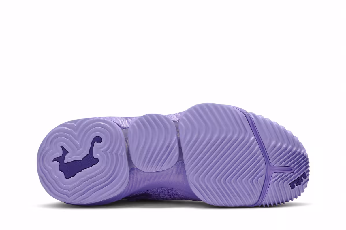 Nike LeBron 16 Low Purple, view 5