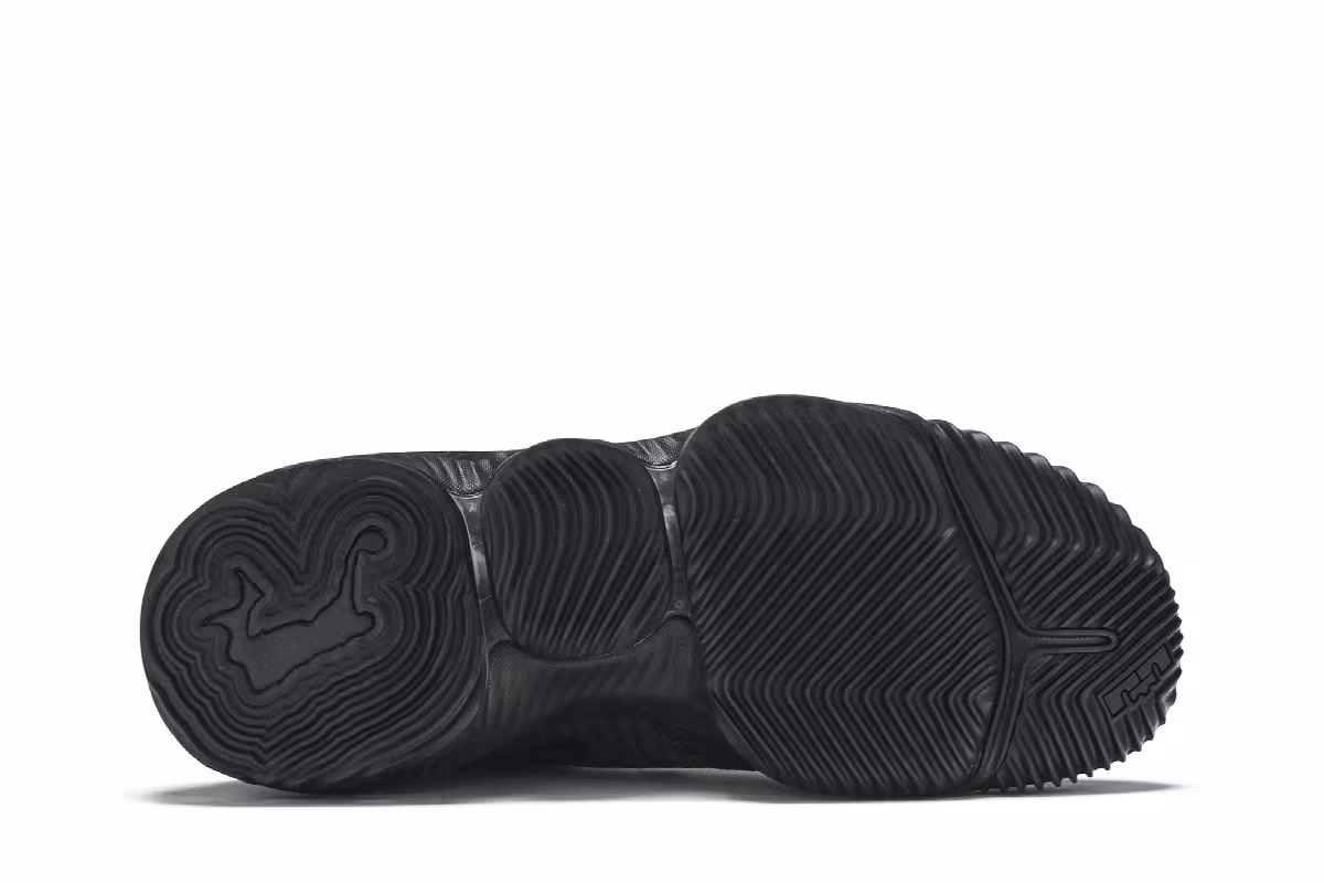 Nike LeBron 16 Low Triple Black, view 5