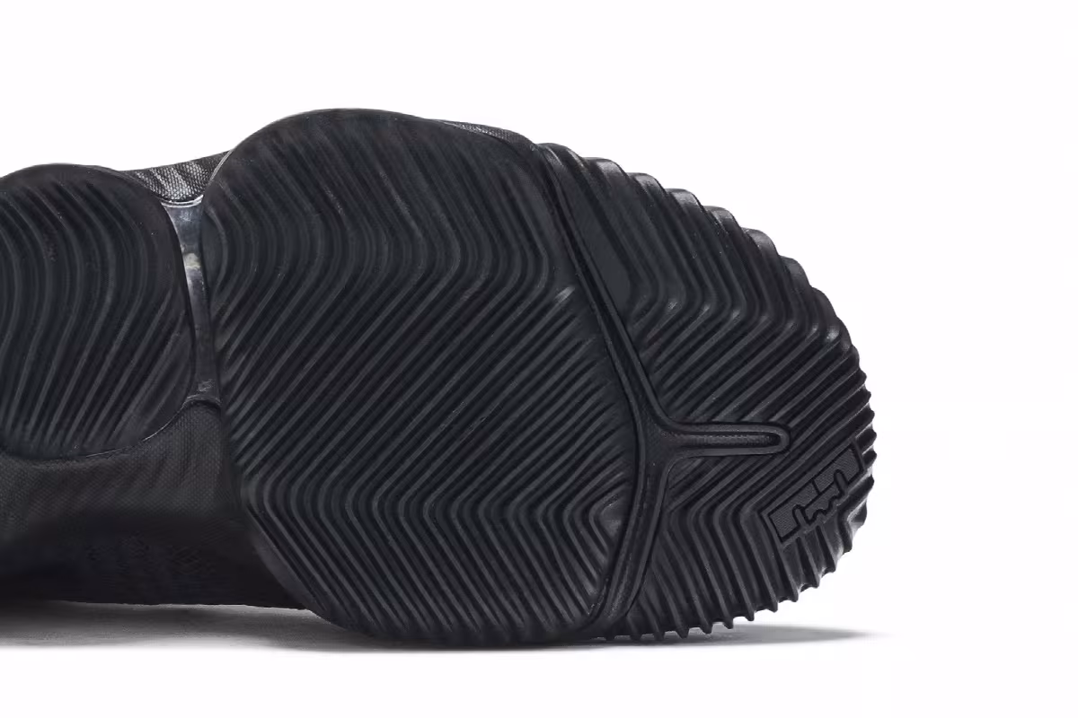 Nike LeBron 16 Low Triple Black, view 6