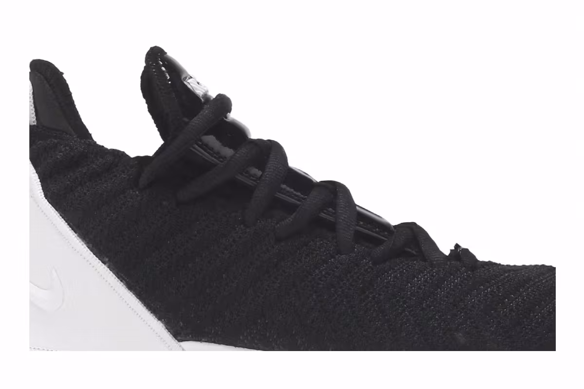 Nike LeBron 16 GS Bred, view 3