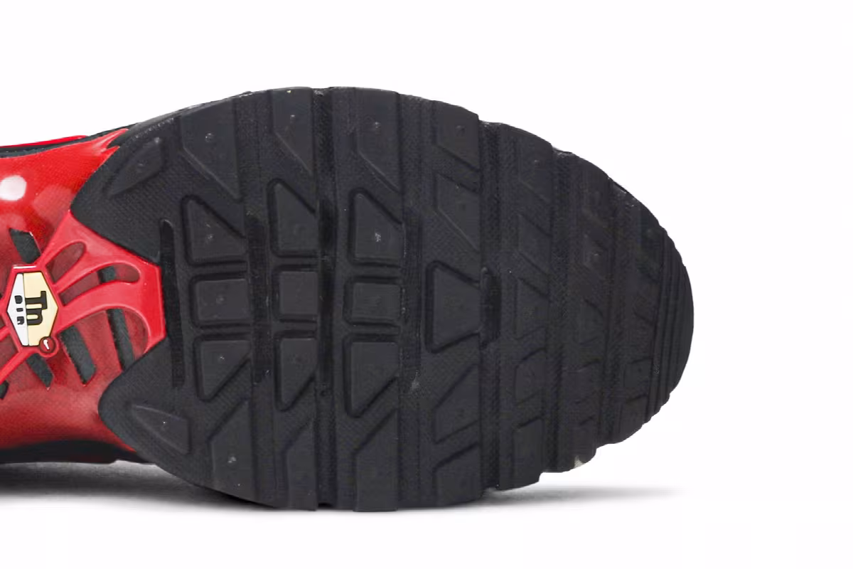 Nike Air Max Plus Black University Red Gradient, view 6