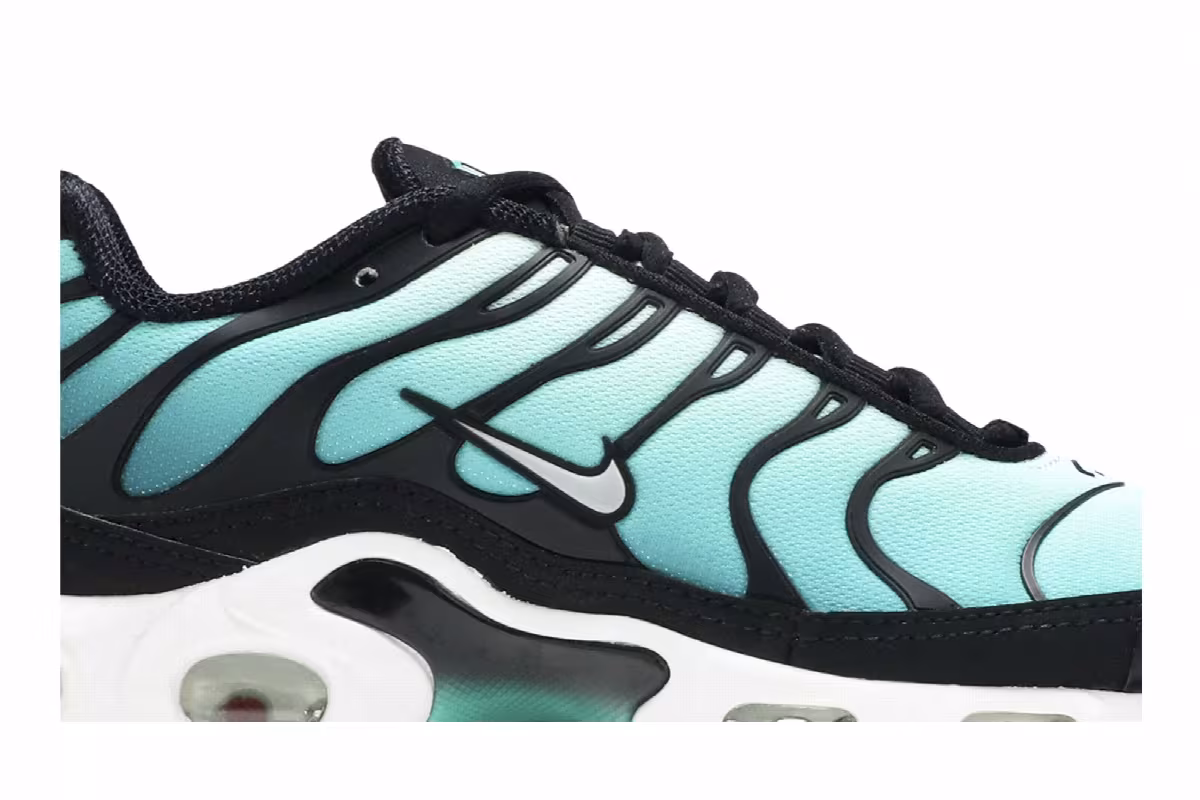 Nike Women's Air Max Plus SE Clear Emerald, view 3