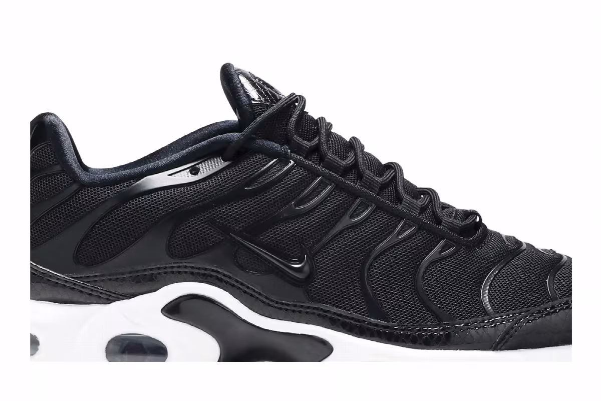 Nike Women's Air Max Plus SE Black, view 3