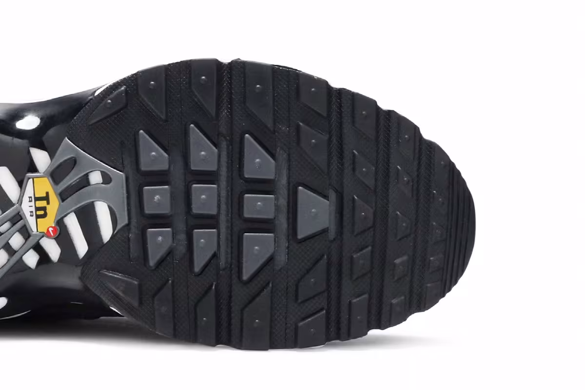 Nike Women's Air Max Plus SE Black, view 6