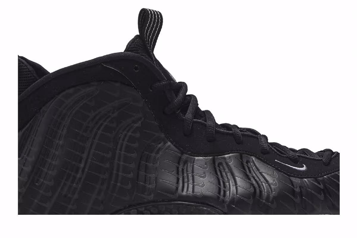 Nike Air Foamposite One Swoosh, view 3