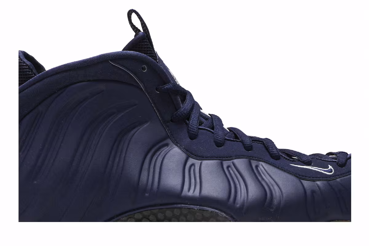 Nike Air Foamposite One Midnight Navy, view 3