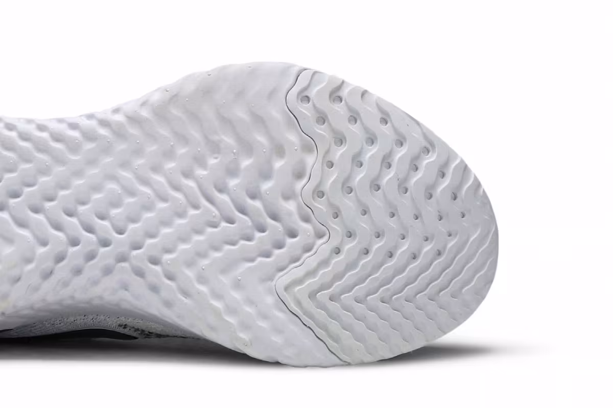 Nike Women's Epic React Flyknit 2 Oreo, view 6