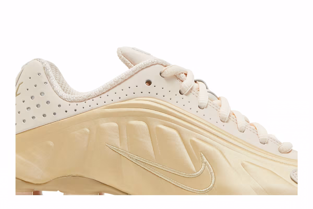 Nike Women's Shox R4 Guava Gold, view 3