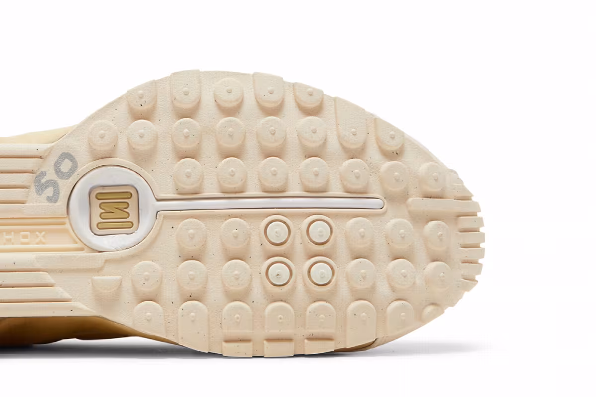 Nike Women's Shox R4 Guava Gold, view 6