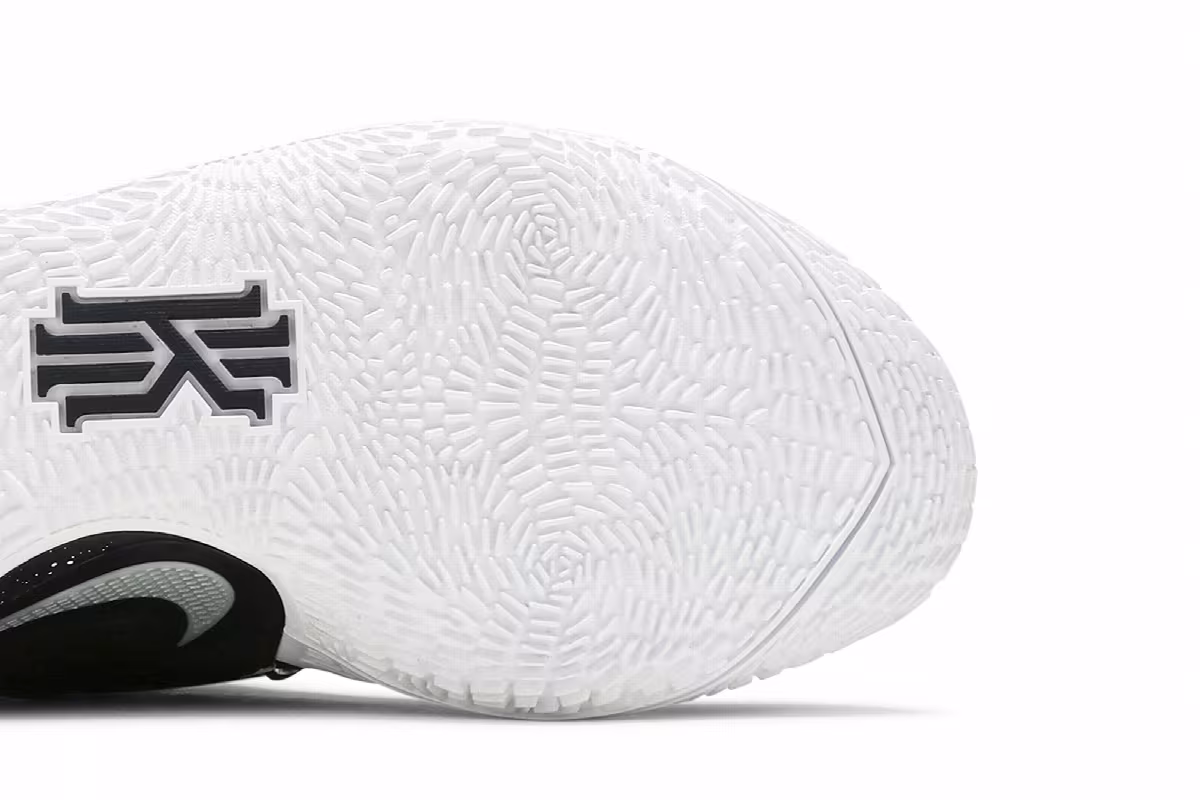 Nike Kyrie Low 2 Black Metallic Silver, view 6