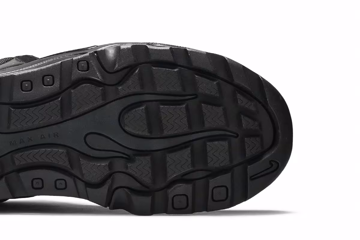 Nike Air Bakin Posite Triple Black, view 6