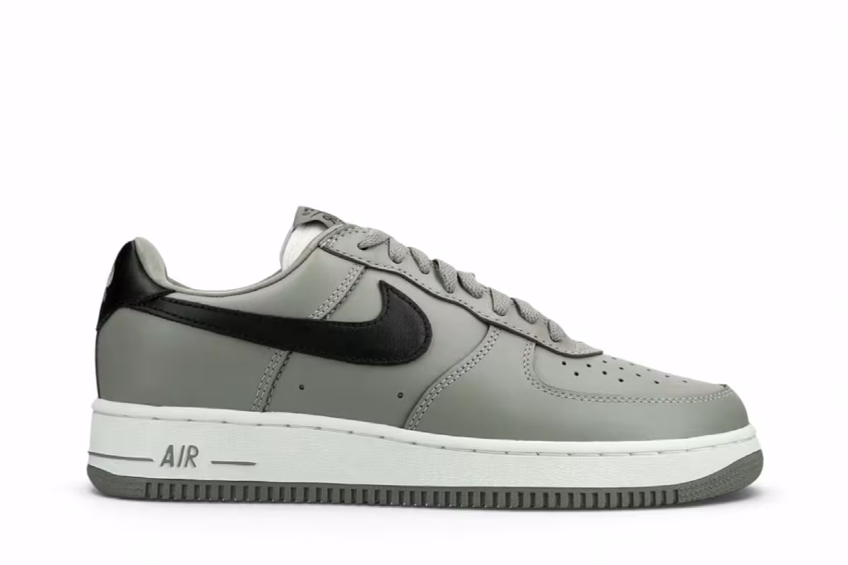 Nike Air Force 1 Low ’01 Light Army Black, view 2