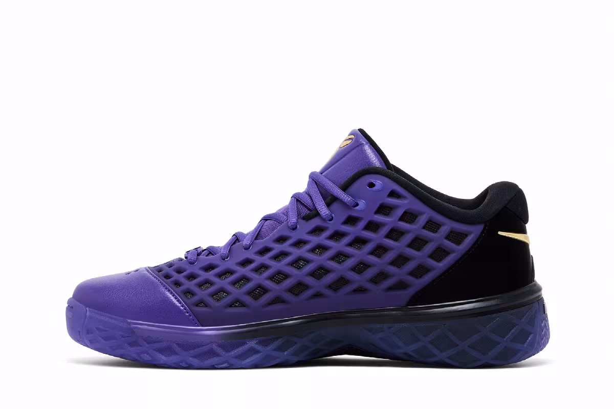 FC Barcelona x Nike Kobe 3 Low Protro Black Gold Metallic, view 4