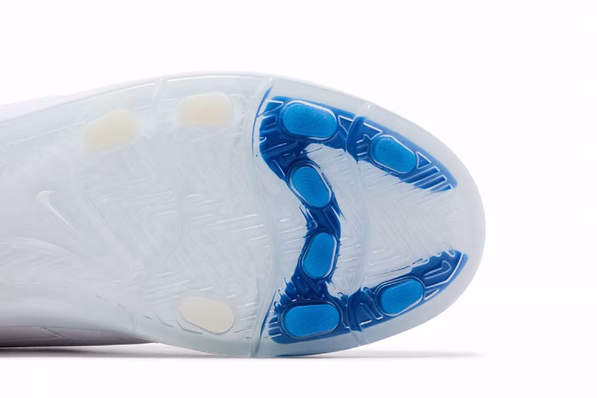 Jacquemus x Nike Cryoshot Tiempo R10 France, view 6