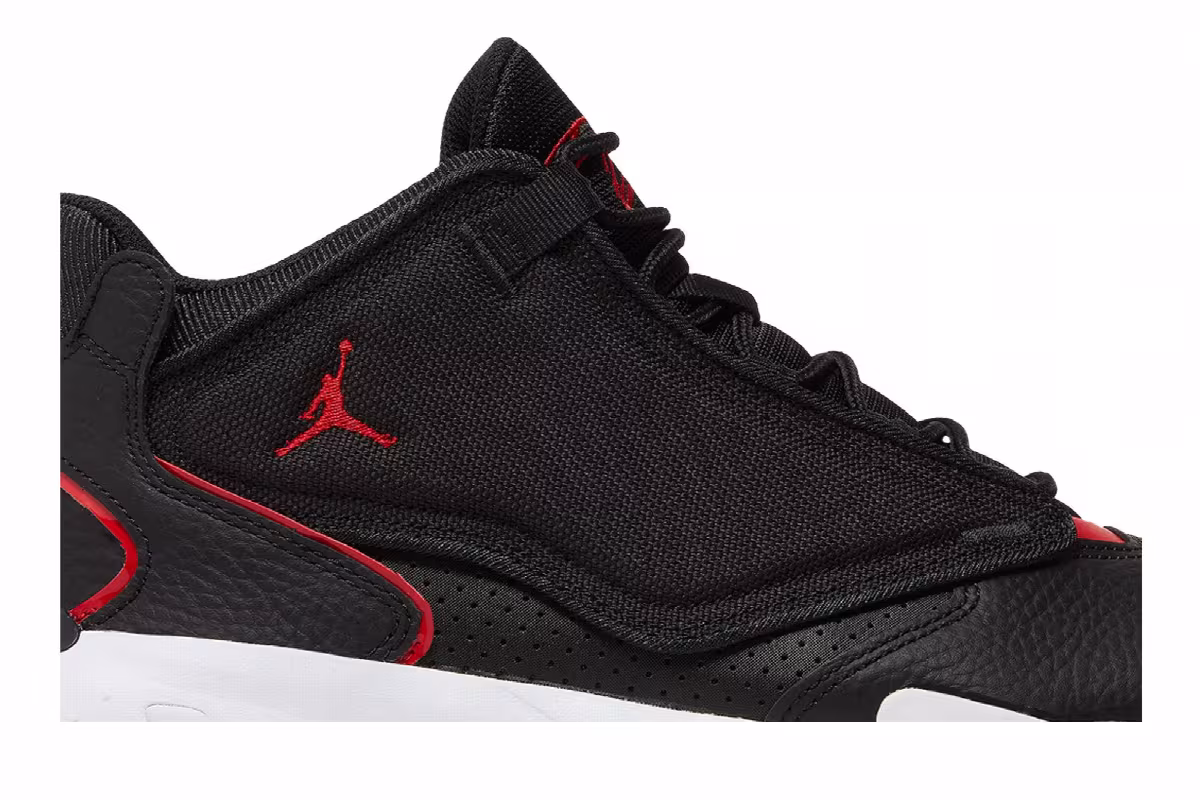 Air Jordan Max Aura 4 Bred, view 3