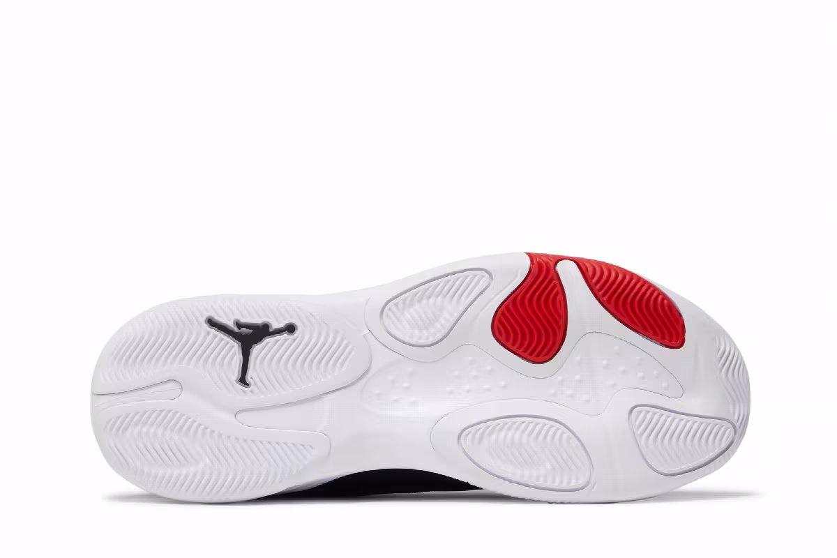 Air Jordan Max Aura 4 Bred, view 5