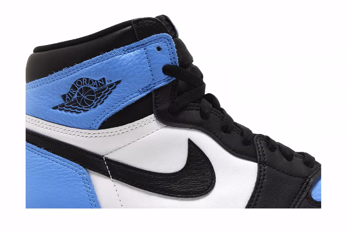 Air Jordan 1 High OG UNC Toe, view 3