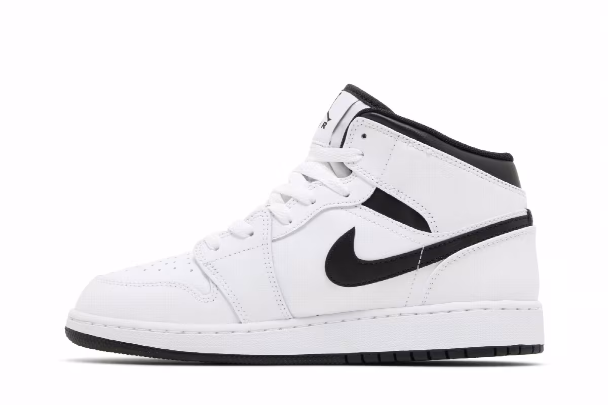 Air Jordan 1 Mid GS White Black, view 4