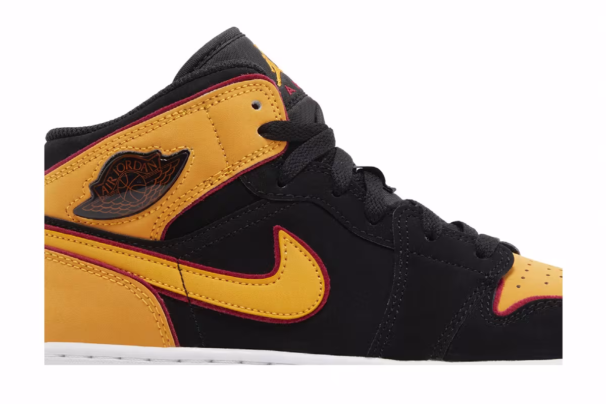 Air Jordan 1 Mid SE GS Vivid Orange, view 3