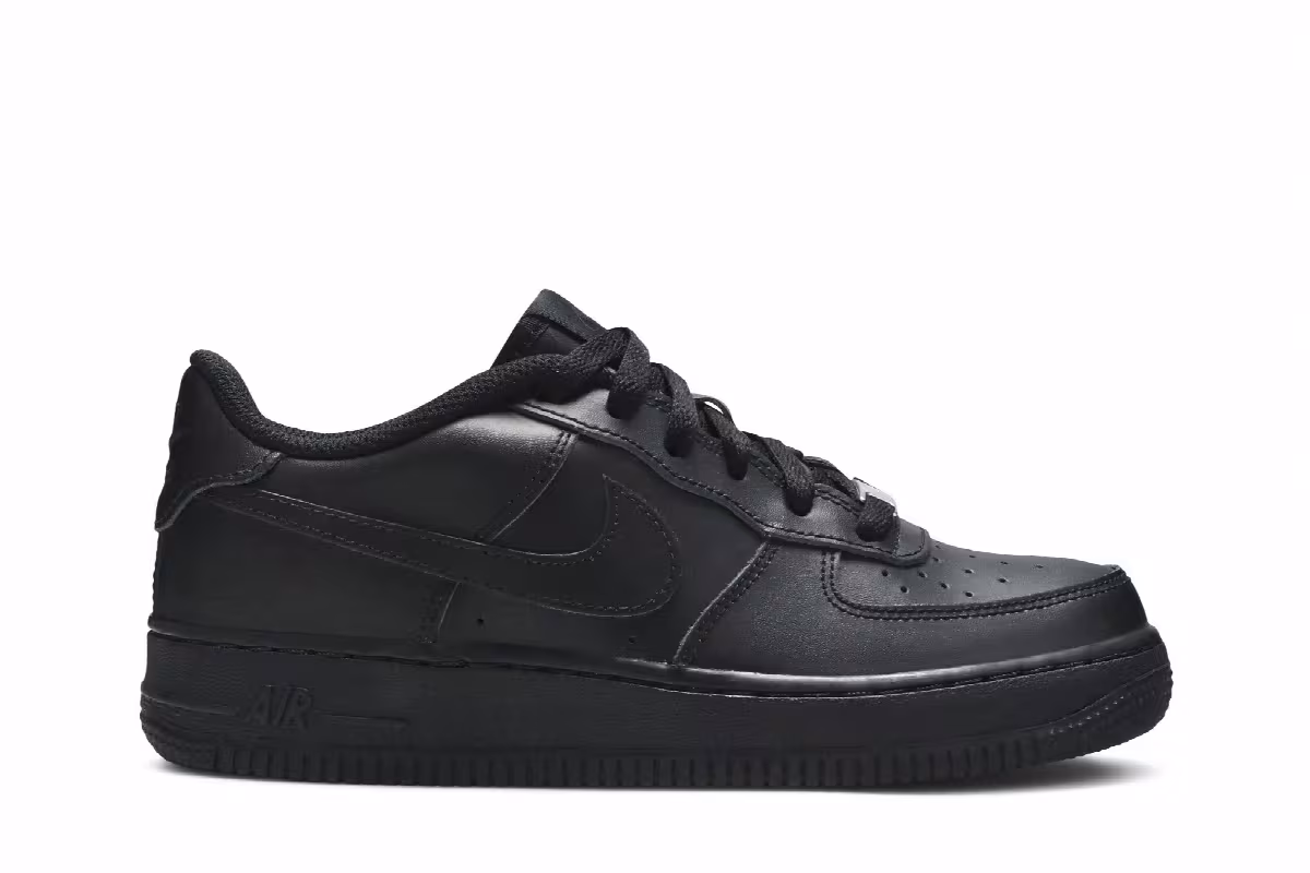 Nike Air Force 1 Low GS Triple Black, view 2