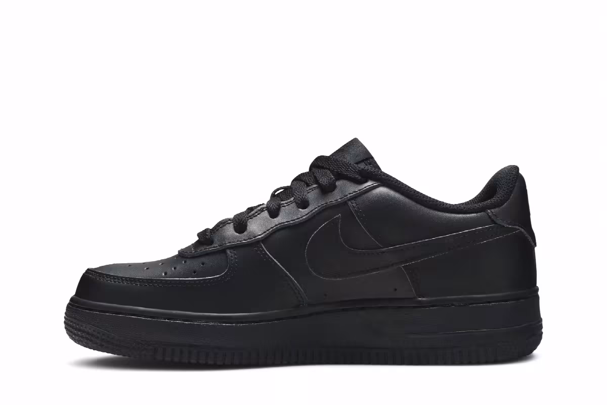 Nike Air Force 1 Low GS Triple Black, view 4