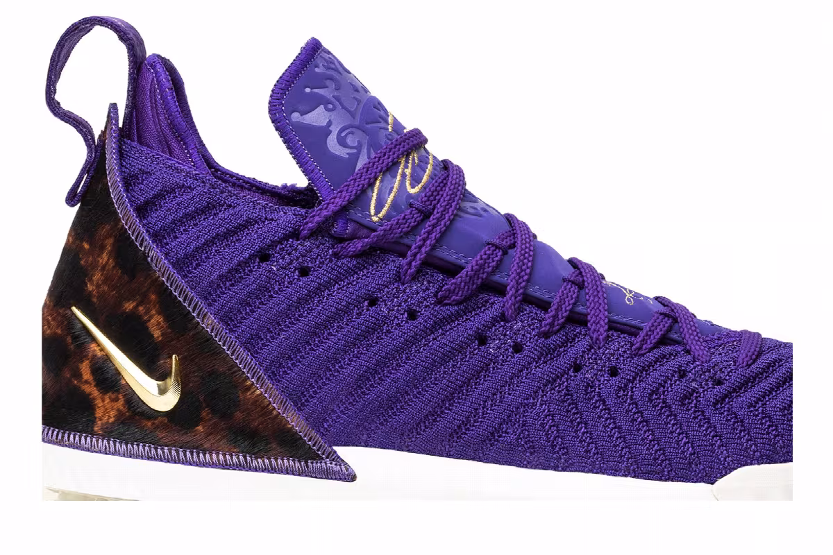 Nike LeBron 16 King Court Purple, view 3