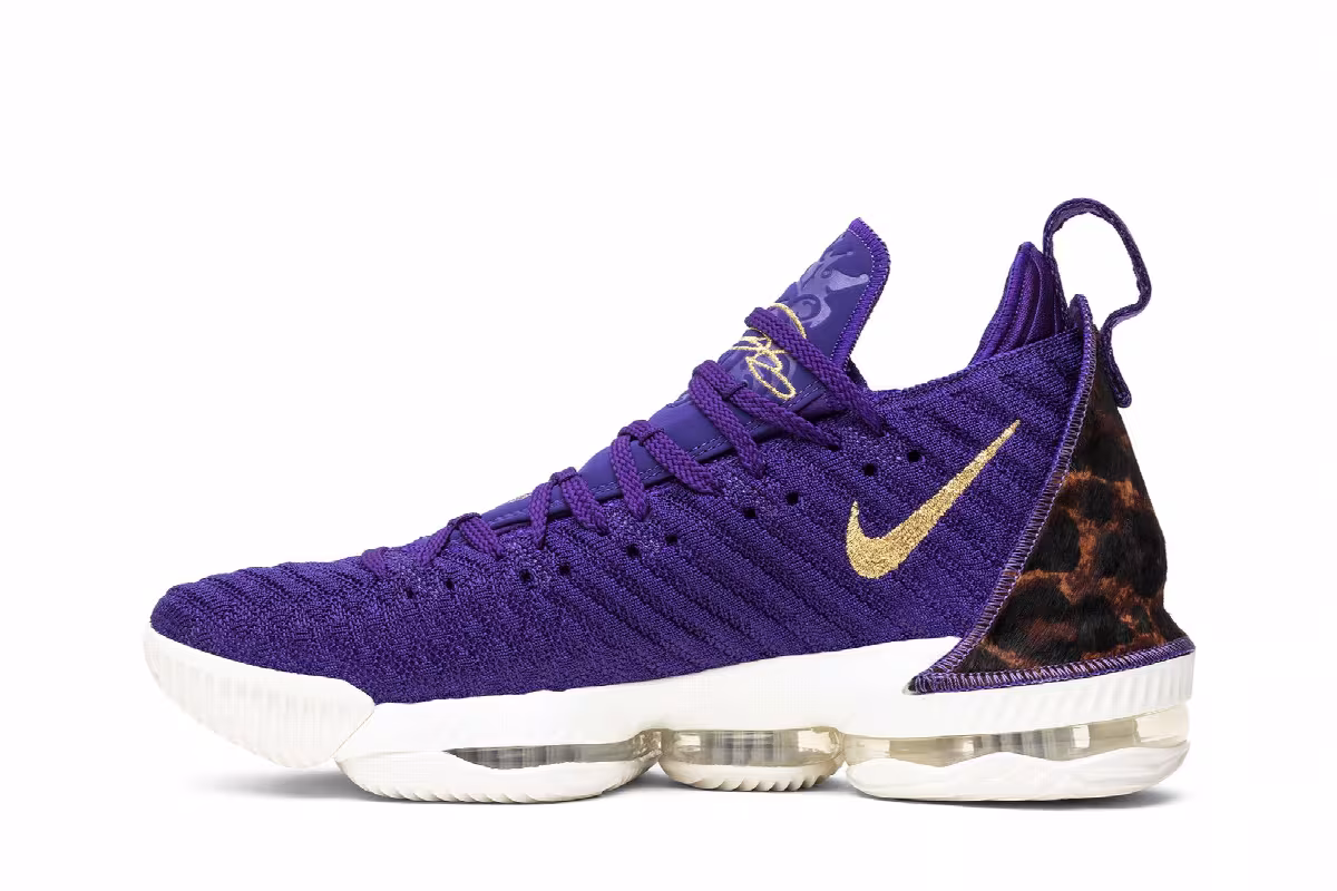 Nike LeBron 16 King Court Purple, view 4