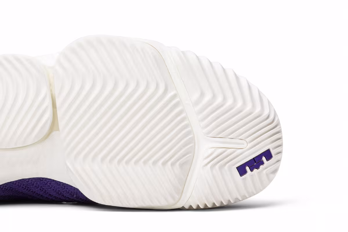 Nike LeBron 16 King Court Purple, view 6