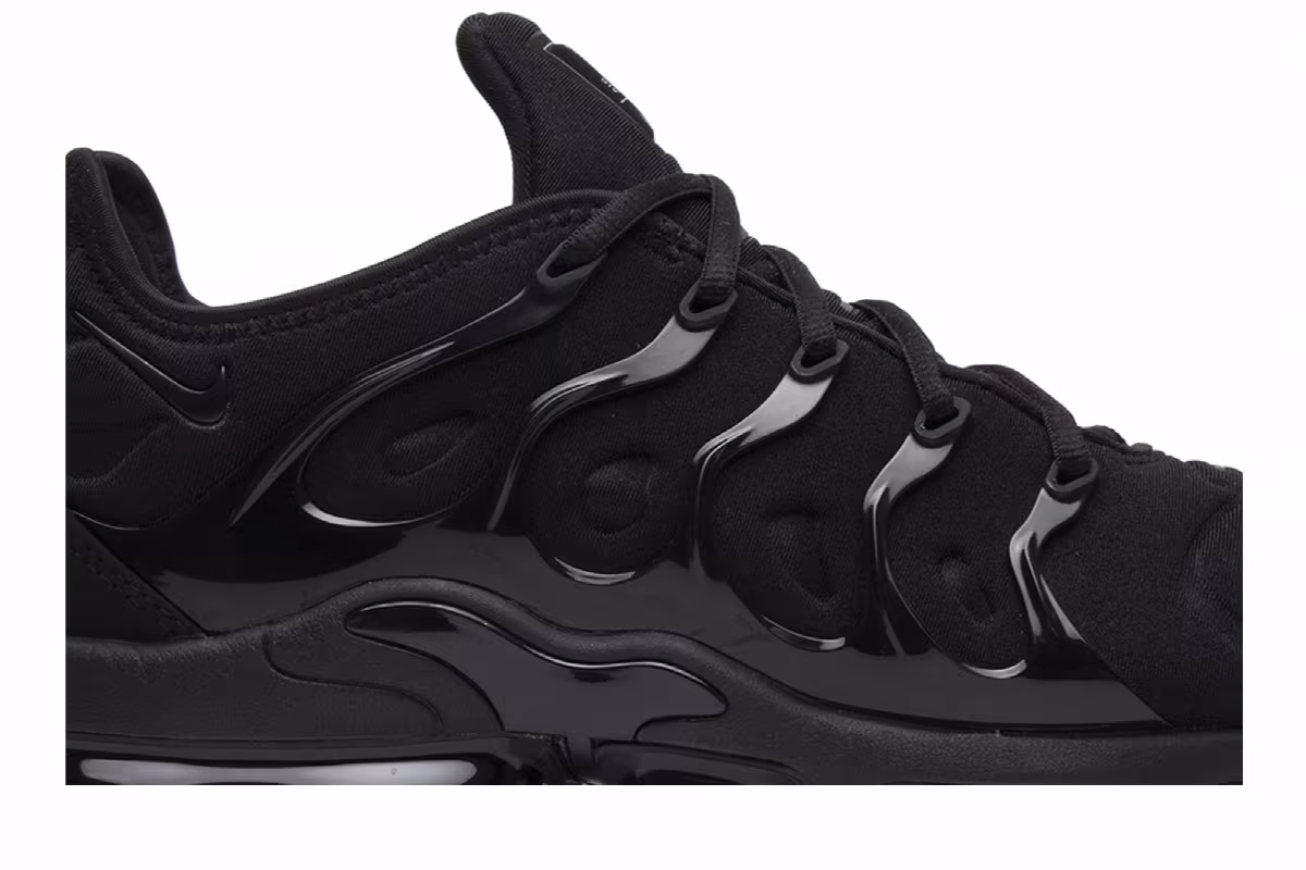 Nike Air VaporMax Plus Triple Black, view 3