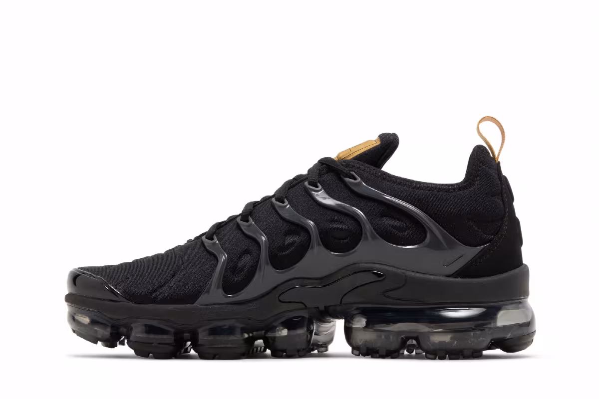 Nike Air VaporMax Plus Black Metallic Gold, view 4